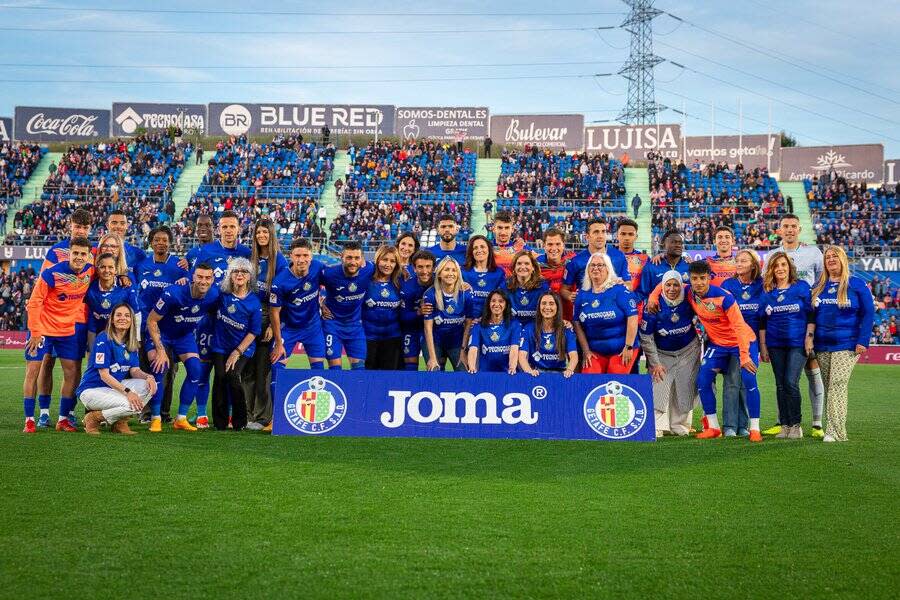 Les joueurs du Getafe CF font leur entrée sur la pelouse main dans la main avec leurs mères, le vendredi 3 mai 2024. 