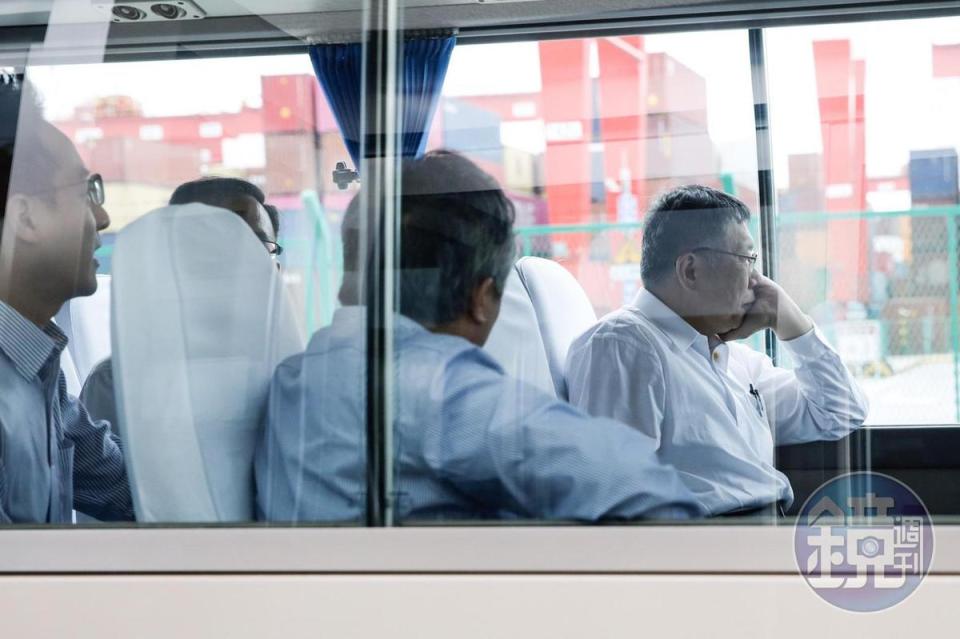 柯文哲參訪中國最大貨櫃港「洋山深水港」。