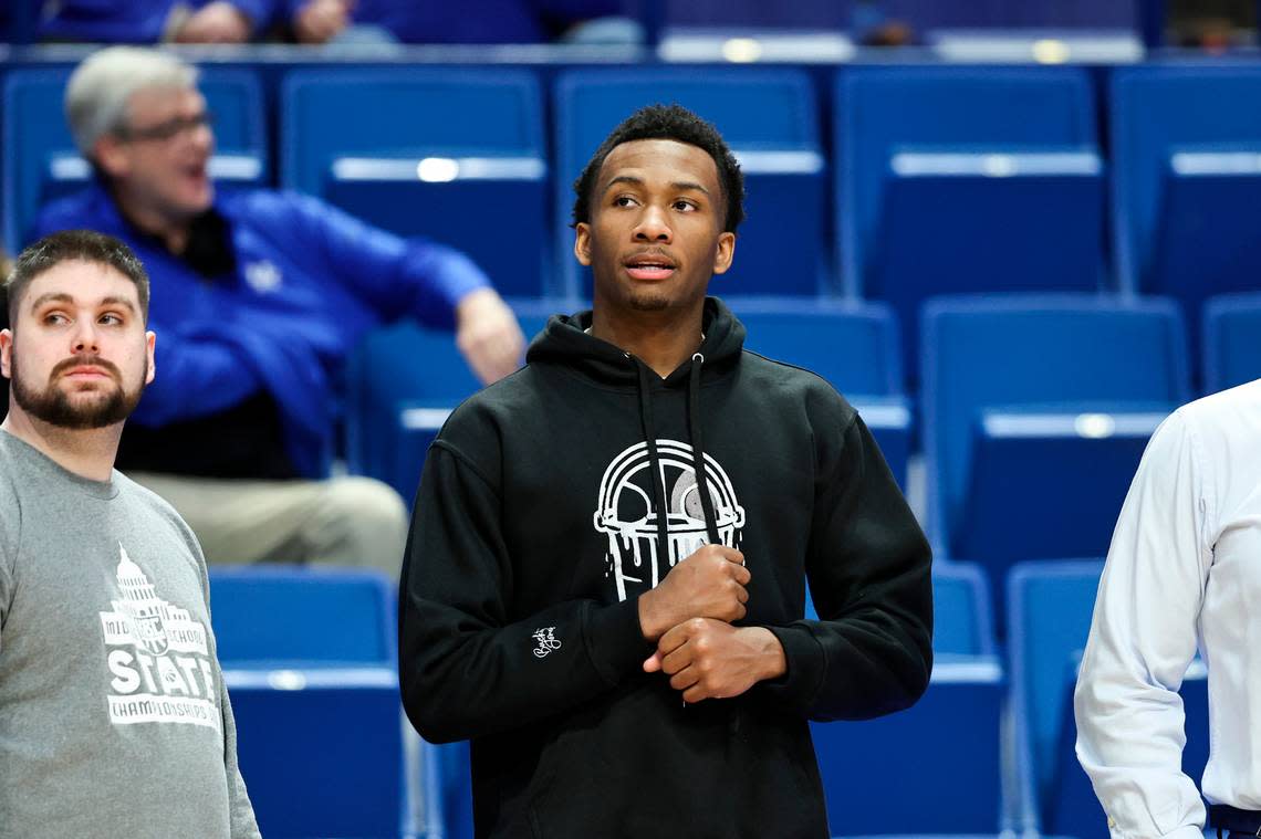 Class of 2025 recruit Darryn Peterson (center) took a visit to Kentucky in March. New UK basketball coach Mark Pope has re-offered a scholarship to Peterson.