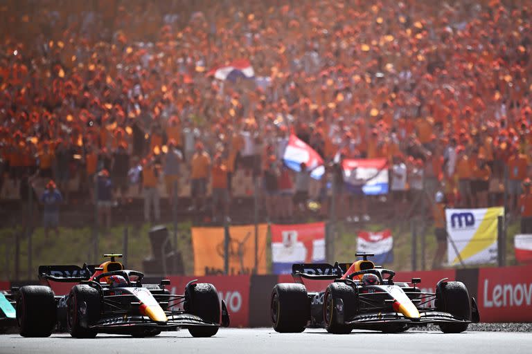 Un equipo: Max Verstappen y Sergio Checo Pérez firmaron el primer 1-2 de Red Bull Racing en 2022; la tarea del piloto mexicano, determinante para el triunfo del neerlandés en el Gran Premio de España