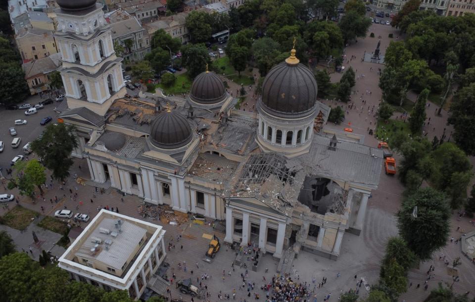 烏克蘭南部港口敖德薩的「主顯聖容主教座堂」遭俄國空襲受損，圖為23日空拍的損壞狀況。路透社