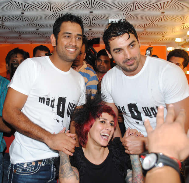Dhoni and John pose for the shutterbugs.