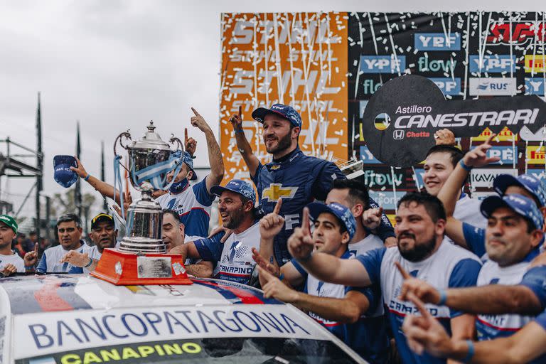 El festejo de Agustín Canapino con el equipo Chevrolet, tras la consagración en el Súper TC2000 en el autódromo Oscar y Juan Gálvez, de Buenos Aires