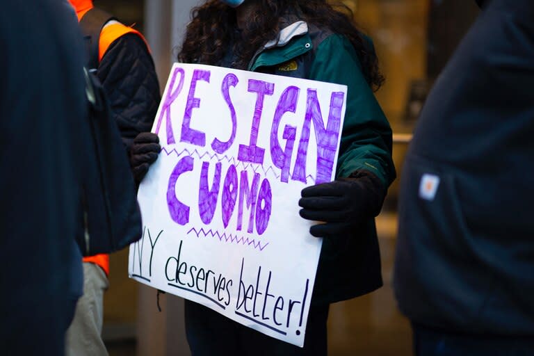 En esta foto de archivo tomada el 2 de marzo de 2021, personas asisten a una protesta para exigir la renuncia del gobernador de Nueva York, Andrew Cuomo, luego de que una tercera mujer lo acusara de acoso sexual