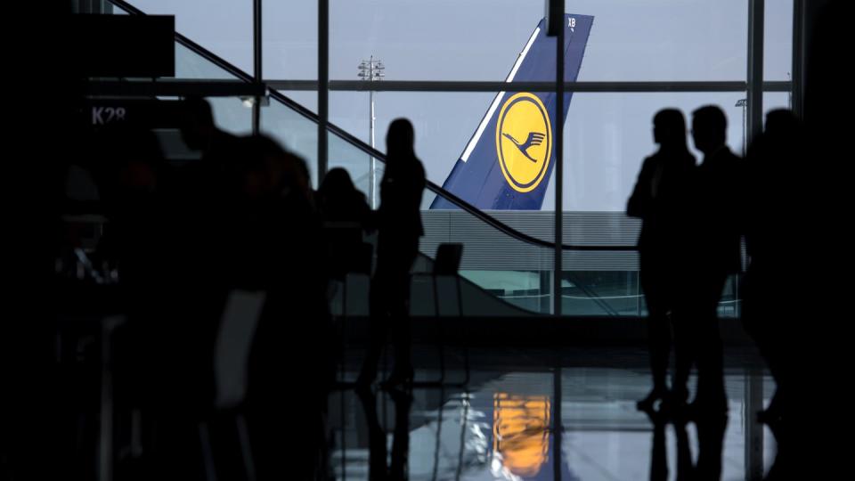 Der Lufthansa-Aufsichtsrat hat die von der EU-Kommission gestellten Auflagen für ein Rettungspaket akzeptiert.