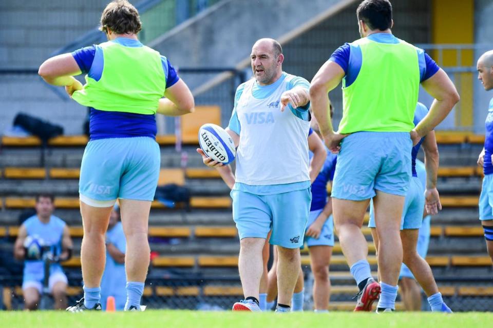 Mario Ledesma, con el plantel en una de las últimas prácticas antes del desquite contra Australia