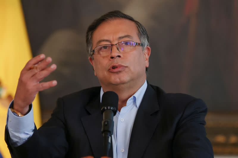 Foto de archivo. El presidente de Colombia, Gustavo Petro, habla con periodistas mientras presenta un balance de sus primeros 100 días de Gobierno, en Bogotá