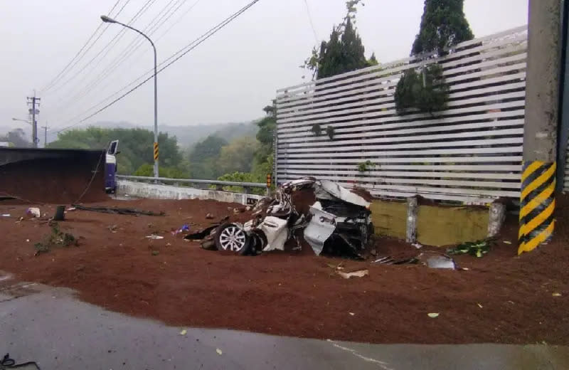 ▲一輛滿載飼料的砂石車行經大坑山區東山路段時，疑似過彎失控，側翻壓毀休旅車，導致一對母子受傷，其中母親救出時已失去生命跡象。（圖／翻攝畫面）