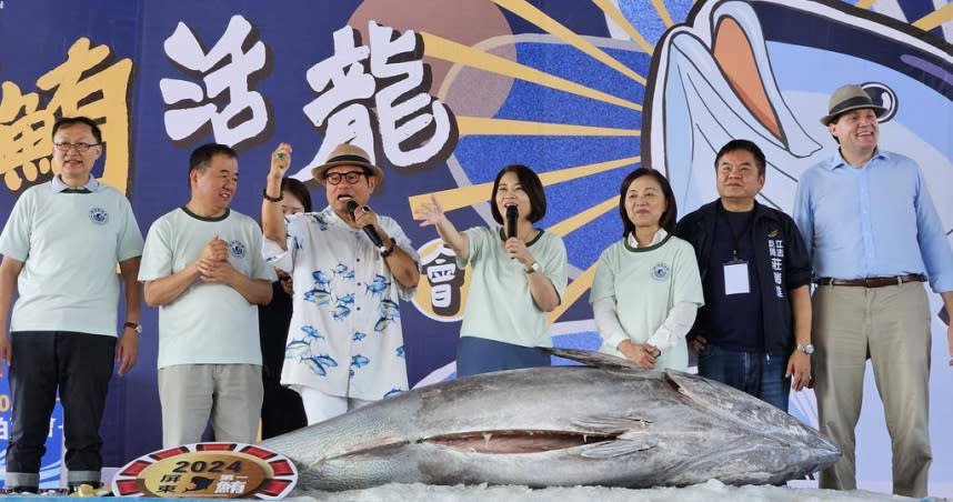 今年屏東第一鮪在拍賣官屏東縣長周春米（右四）與助拍官許效舜（左三）一搭一唱的鼓吹下，單價、總價雙破紀錄。（圖／中國時報記者羅琦文攝）