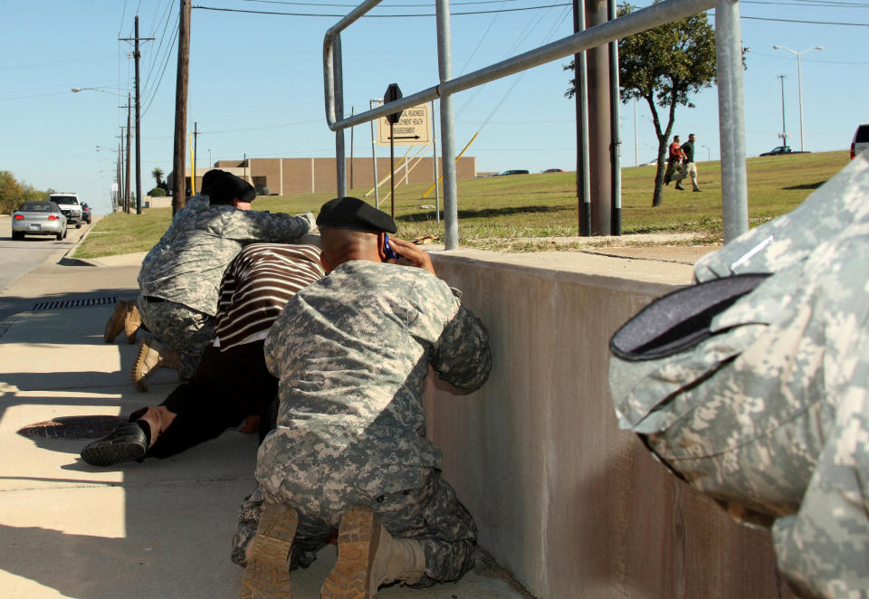 – 5 de noviembre de 2009.- El psiquiatra militar Nidal Hasa mata a tiros a 13 personas en el Centro de Procesamiento de Preparación de Soldados en Fort Hood, Texas. Hasa fue sentenciado a pena de muerte.