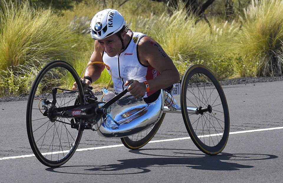 ARCHIVO - En imagen de archivo del sábado 10 de octubre de 2015, el italiano Alex Zanardi compite en la sección de ciclismo en el Triatlón del Campeonato Mundial Ironman, en Kailua-Kona, Hawai. (AP Foto/Mark J. Terrill, archivo)