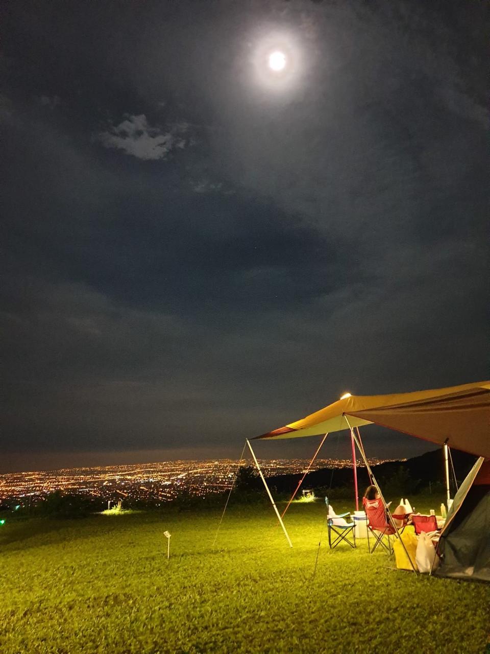 搭起帳篷，在月亮與滿天星斗陪伴下享受愜意夜晚。(攝影：Vivian Liu)。