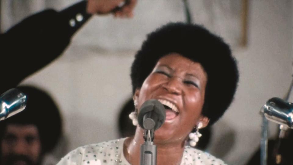 Sie steht über allen: Darüber, dass Aretha Franklin nicht nur die Königin des Soul, sondern die größte Stimme der Popmusik aller Zeiten ist, gibt es kaum zwei unterschiedliche Meinungen. Wer es nicht glaubt: Einfach mal "Amazing Grace" (Bild) anschauen, den Mitschnitt ihres 1972er-Konzerts in Los Angeles. Erhebender und erhabener war Gospel-, Soul- und Popmusik nie. (Bild: Weltkino Filmverleih)