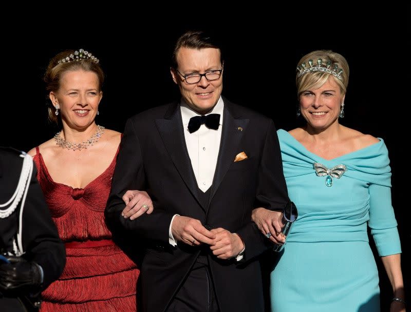 ▲梅貝爾王妃（左起）與小叔康士坦丁王子（Prince Constantijn of the Netherlands）夫婦，出席婆婆畢翠絲女王退位前夕的宴會合照。（圖／美聯社／達志影像）