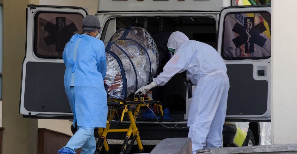 Un paciente es ingresado por síntomas covid-19 al Hospital Centro Médico Nacional Siglo XXI.