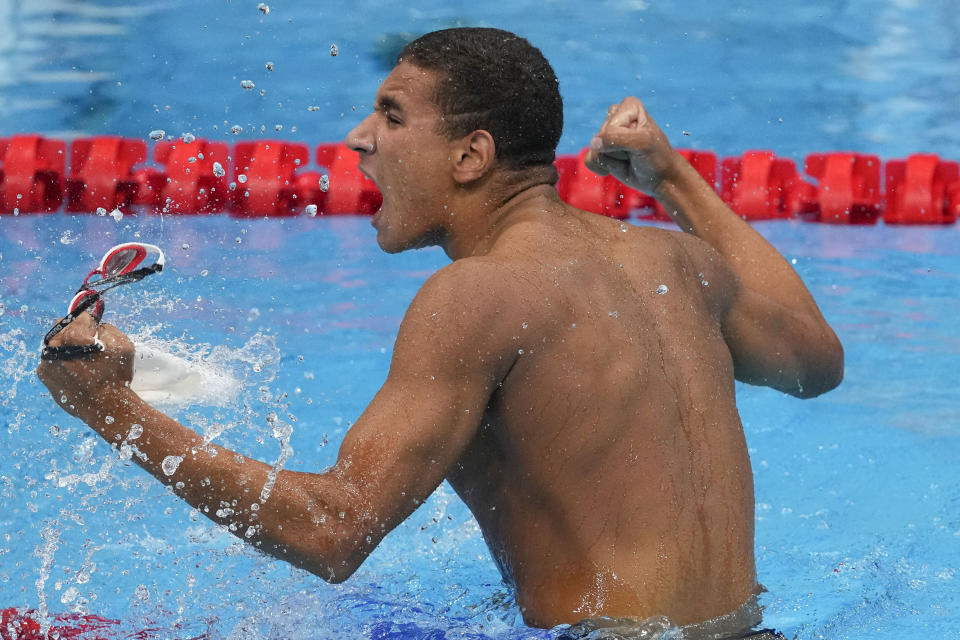 El tunecino Ahmed Hafnaoui festeja tras ganar la medalla de oro en los 400 metros libres de la natación de los Juegos Olímpicos de Tokio 2020, el domingo 25 de julio de 2021. (AP Foto/Petr David Josek)