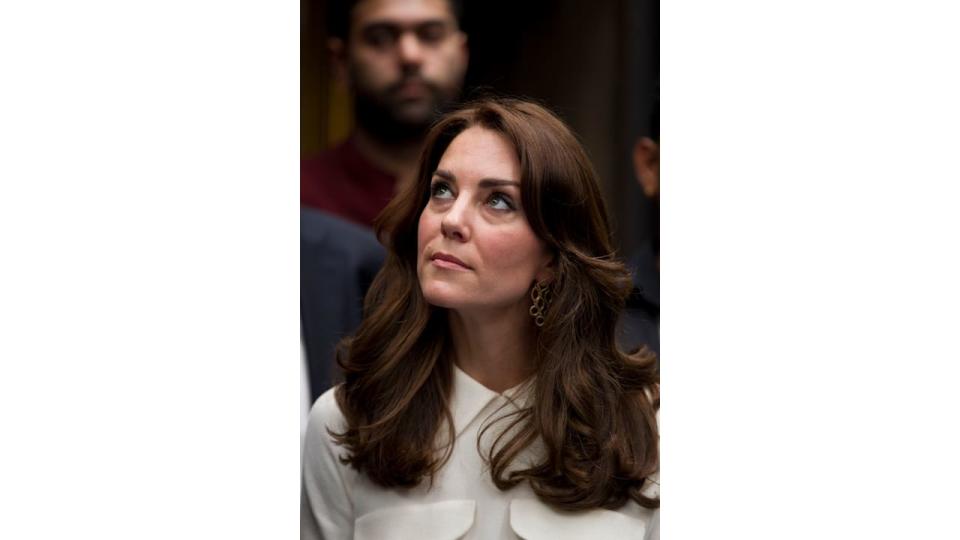 Kate wears her Temple of Heaven earrings in Mumbai, India in 2016