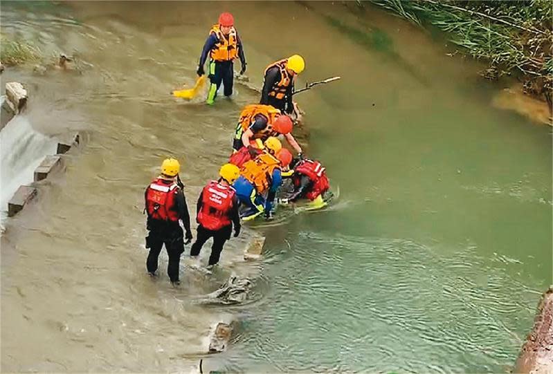新北市雙溪區虎豹潭16日傳出意外，6人被沖走，救難人員趕往搜救。（瑞芳分局提供）