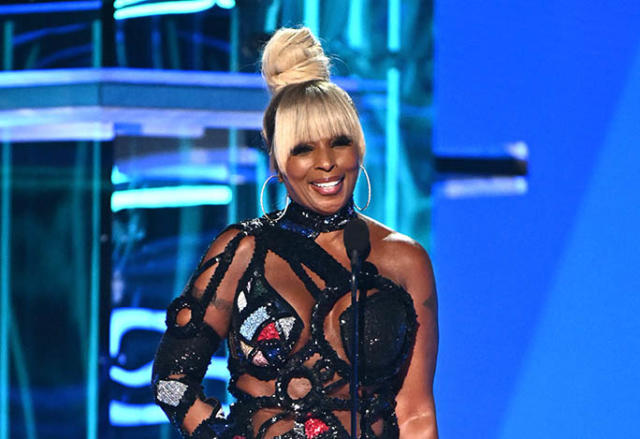 Mary J. Blige in Cut-Out Dress, Sandals at Billboard Music Awards
