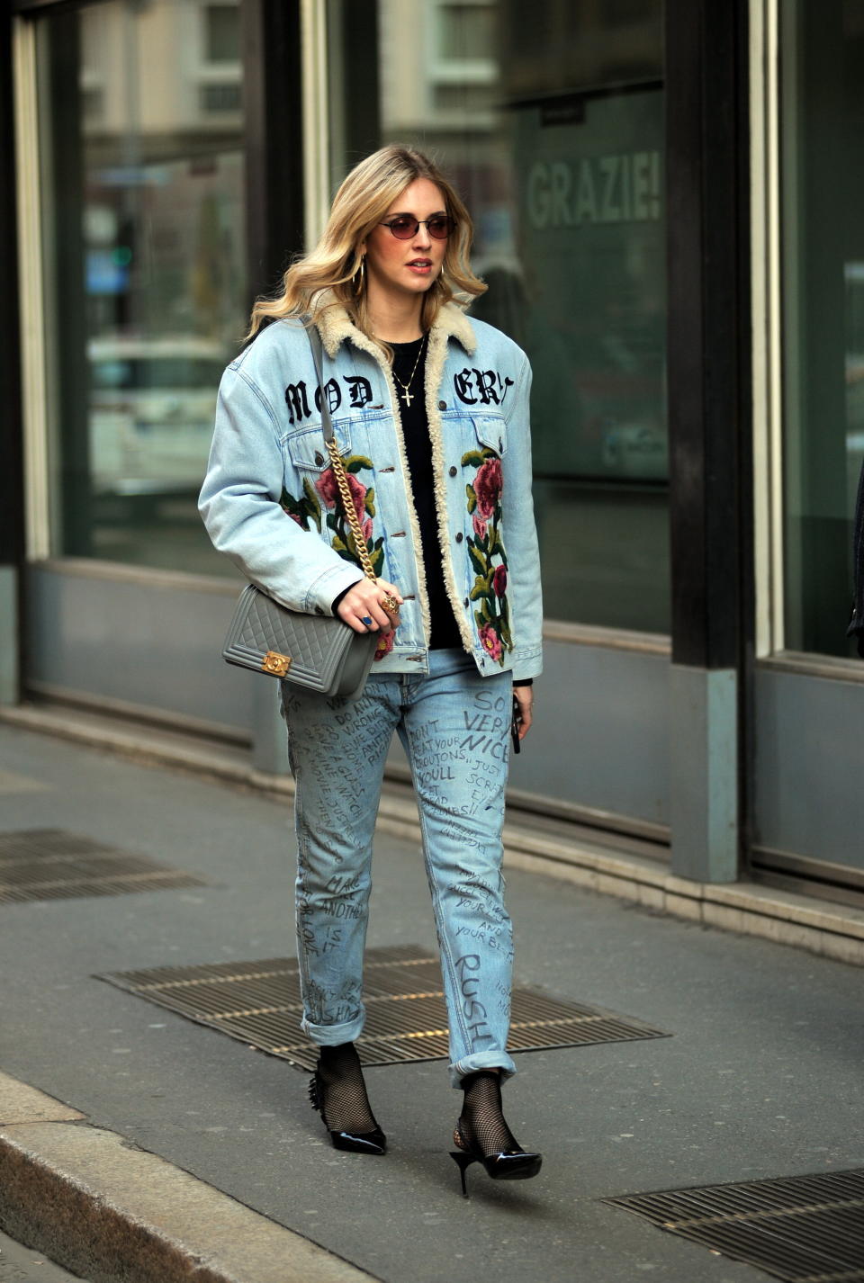 <p>Der Jeans-Komplett-Look feierte 2017 ein Comeback, genauso wie Stickereien und Textbotschaften auf Kleidungsstücken. Star-Bloggerin Chiara Ferragni vereint in ihrem Outfit gleich beide Trends. (Bild: ddp) </p>