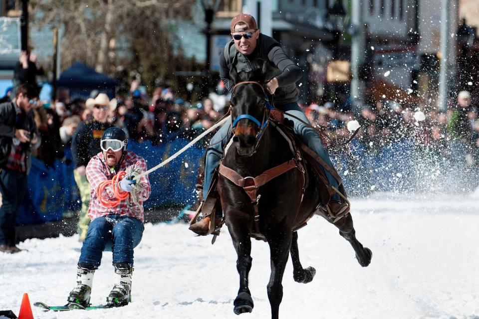 <p>Beim traditionellen Wintersport Skijöring lassen sich Skifahrer in Leadville im US-Bundesstaat Colorado von Pferden ziehen. Dabei zeigen sie auch eindrucksvolle Sprünge. (Bild: JASON CONNOLLY/AFP/Getty Images) </p>