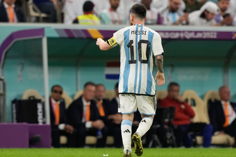 Lionel Messi marcó un gol ante Países Bajos en los cuartos de final de Qatar 2022 y fue a dedicárselo a Louis Van Gaal, el DT neerlandés.