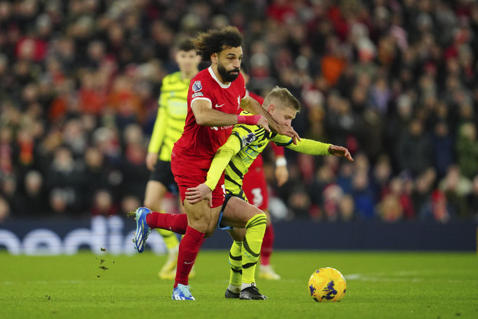 Mohamed Salah del Liverpool y Oleksandr Zinchenko del Arsenal pelean por el balón en el encuentro de la Liga Premier en el Estadio de Anfield el sábado 23 de diciembre del 2023. (AP Foto/Jon Super)