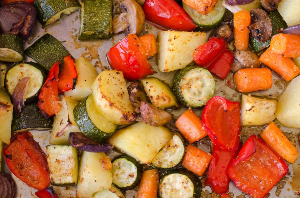 <p>Wenn der Ofen mit dem Brathähnchen an ist, kann man gleich ein zweites Blech mit Ofengemüse wie etwa Zucchini, Karotten, Paprika, Auberginen oder Kürbis sowie Zwiebeln und Knoblauch zubereiten. Denn das knusprig gebratene Gemüse kann am nächsten Tag als Mittagessen mit etwas Feta oder Mozzarella sowie frischem Brot in Form eines Antipasti-Tellers serviert werden. (Bild: iStock/cmspic)</p> 