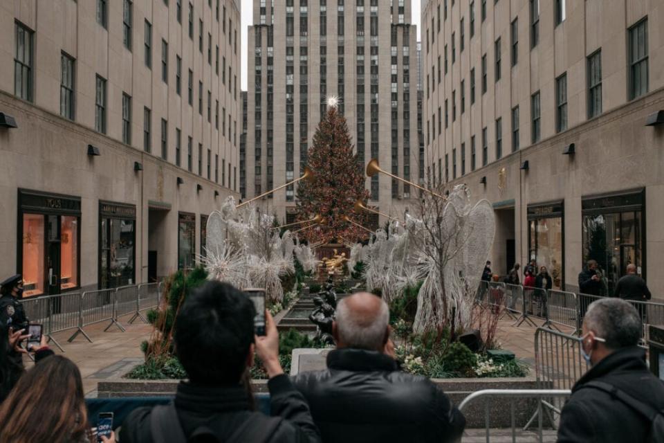 People visit the Rockefeller Center Christmas display in Midtown, Manhattan on December 24, 2020 in New York City. (Photo by Scott Heins/Getty Images)