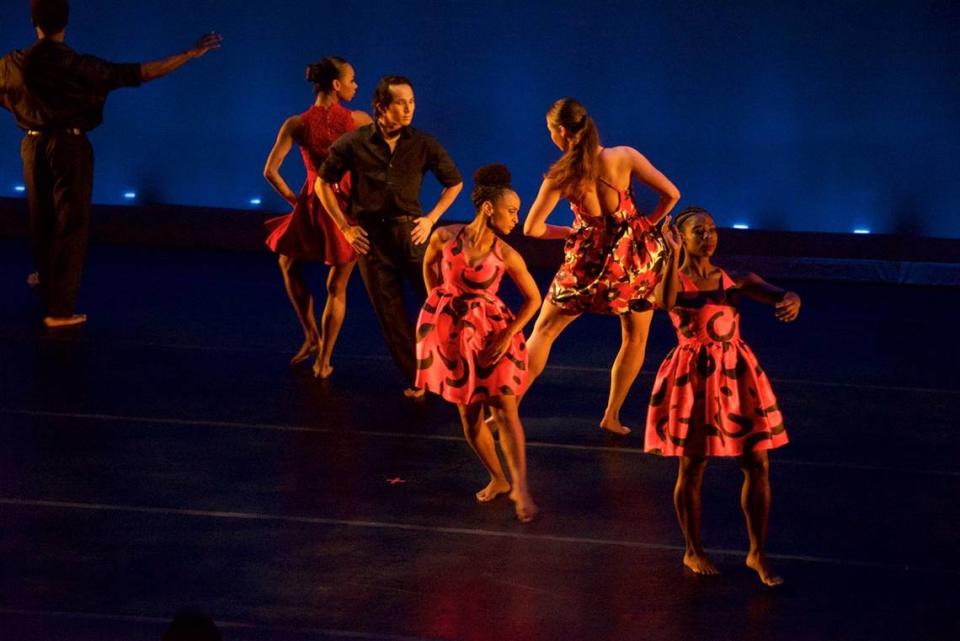 Los bailarines de Peter London Global Dance Company en “Steppe Tango”, coreografía de Armando González.