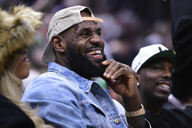 LeBron James greeted with rousing ovation from Cavaliers fans while sitting courtside for Celtics game - Yahoo Sports
