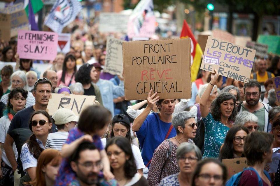 Manifestantes con carteles