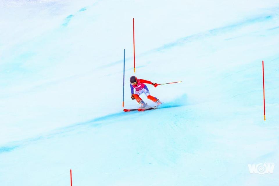 在曲道比賽中，李玟儀因為滑雪板鋼片不夠利，導致滑行時會抓不住地，穩住不飛出去已是不容易。(圖/中華奧會提供)