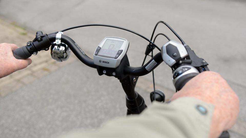 Bei einer Fahrt auf dem Elektrorad ist die Gefahr eines tödlichen Unfalls nach Berechnungen der Allianz dreimal höher als auf einem normalen Fahrrad ohne Motor. Foto: Caroline Seidel