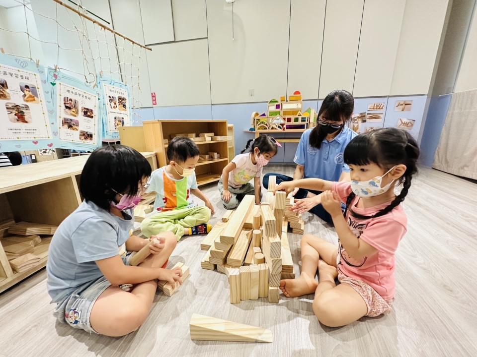 孩子和老師一起共構搭建創作積木（台電公司屏東區營業處職場互助教保服務中心）