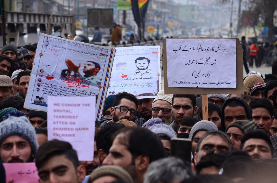 Shiite muslims shout anti-U.S. slogans as they protest in central Kashmir. (Photo: NurPhoto via Getty Images)