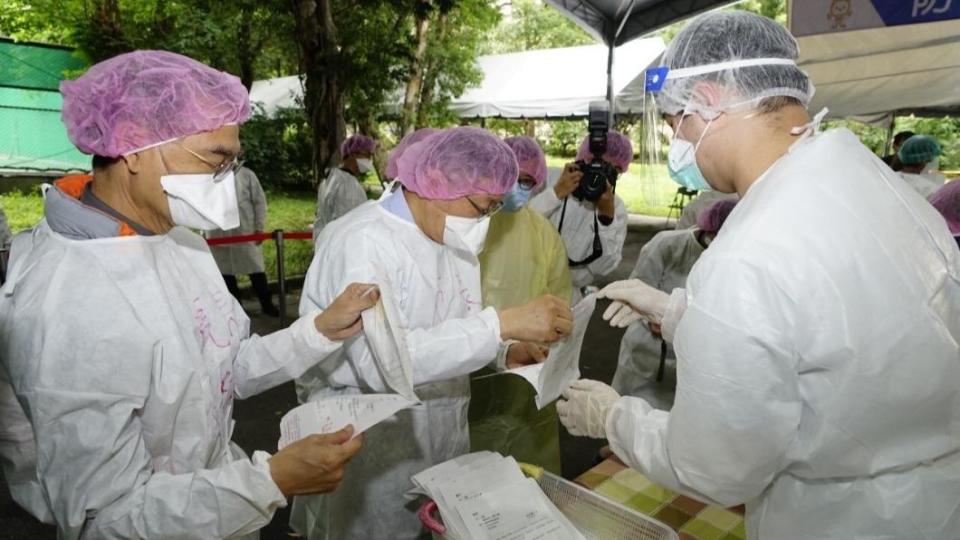 柯文哲視察台大篩檢站。（圖／北市府提供）