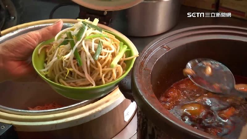 黃油麵搭上青蔥、豆芽菜，加上東泉辣椒醬，是屬於台中人的在地吃法。