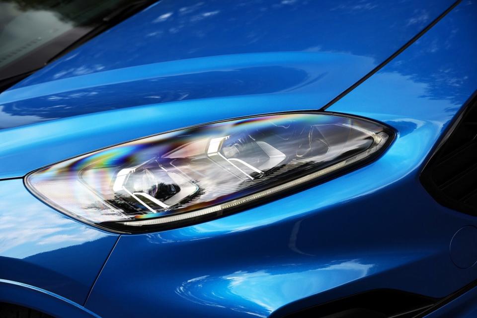 以往頂規車型才有的Dynamic LED智慧頭燈也下放至Ecoboost 180 ST-Line Sport車型身上成為標準配備。