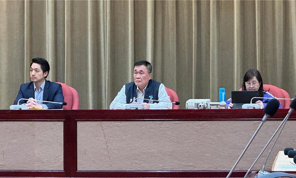 台北市副市長李四川（中）、林奕華（右），近日都被點名是可能參選2026新北市長選戰的人選。（丁上程攝）