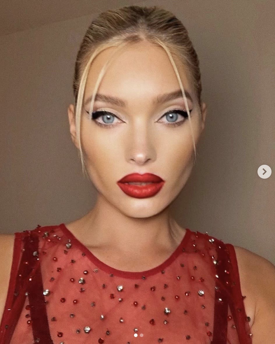 Elsa Hosk combine l'eye-liner et le rouge à lèvres