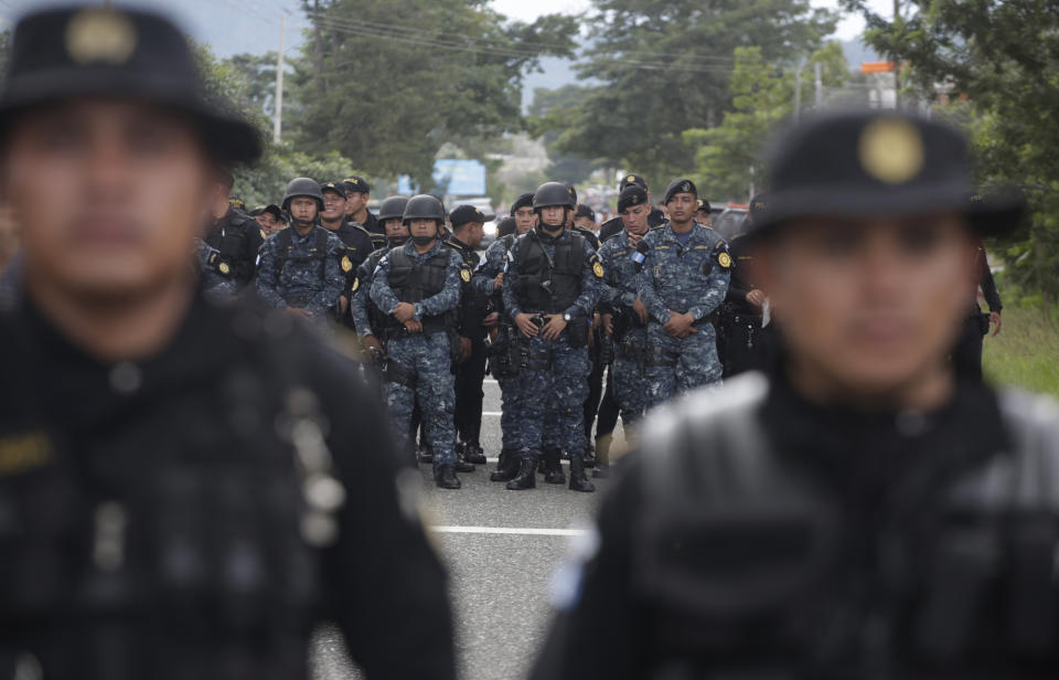 Policías guatemaltecos bloquean una vía para detener el flujo de una caravana de migrantes hondureños en Esquipulas, Guatemala, el lunes 15 de octubre de 2018. (AP Foto/Moises Castillo)