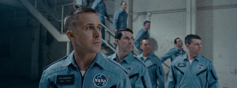 <h3>《登月先鋒》</h3><p><strong>上映時間：10/26（五）</strong></p><p>Ryan Gosling與金獎導演Damien Chazelle在《樂來越愛你》後無疑是一對黃金組合了。這回Ryan收起唱跳魅力，扮演首位登月的太空人阿姆斯壯，詮釋在傳奇陰暗面的心路歷程。本片9月在威尼斯影展擔任開幕片首映時，便以突破性的敘事及視覺效果斬獲沸騰口碑。<br></p><cite>環球影片</cite>