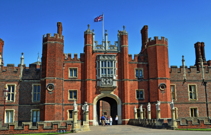 4) Hampton Court Palace