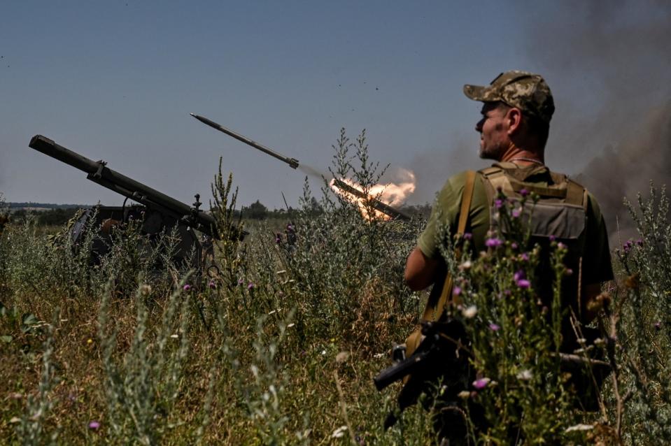 2023年7月13日，烏克蘭札波羅熱州前線，烏軍朝俄軍發射「游擊軍」（Partyzan）小型多管火箭發射砲。路透社