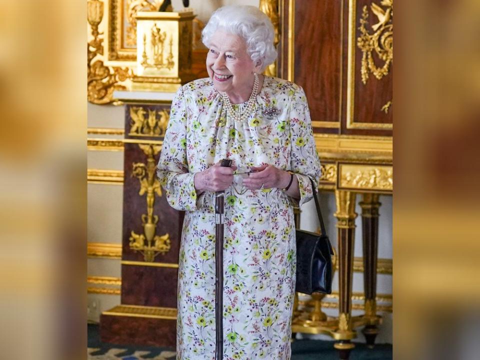 Queen Elizabeth II. zeigte sich lachend und mit Gehstock. (Bild: imago/i Images)