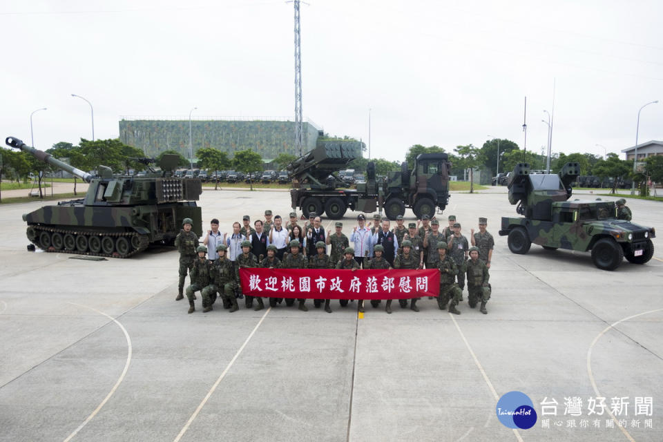 桃園市長張善政於陸軍砲兵第二一指揮部慰勞國軍。