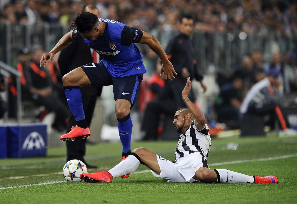 Juventus' Arturo Vidal (R) challenges Monaco's Nabil Dirar during their Champions League quarterfinal soccer match at the Juventus stadium in Turin April 14, 2015. REUTERS/Giorgio Perottino