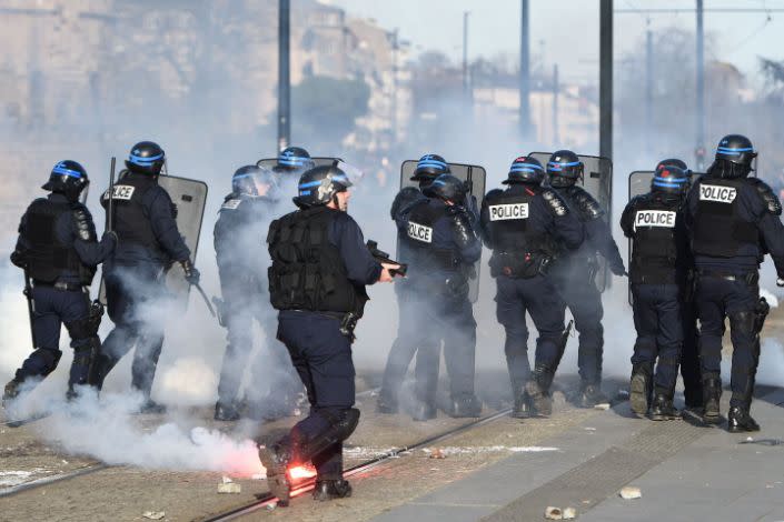 Policías antidisturbios franceses avanzando durante los enfrentamientos con los manifestantes.