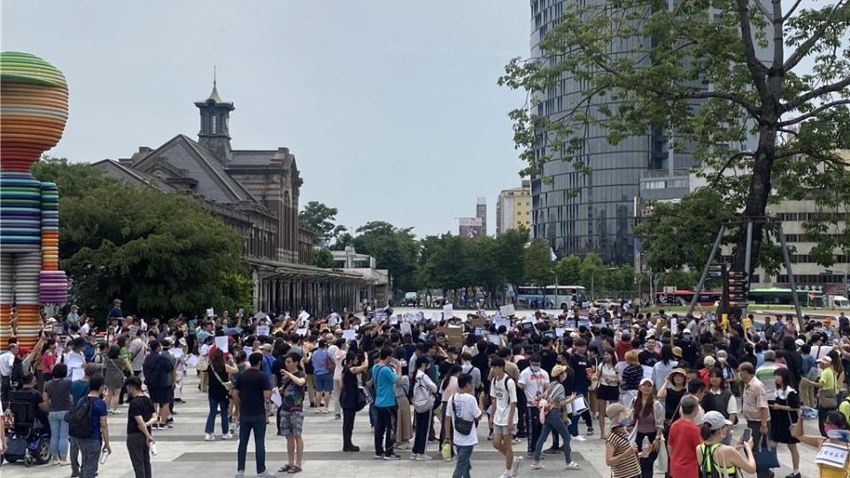 「我藐視國會」串聯活動，台中火車站廣場24日下午聚集約近500人表達立場。（陳淑芬攝）